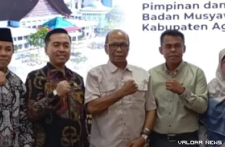 Ketua DPRD Agam, Ilham bersama rombongan anggota Bamus, foto bersama Ketua Tim Pakar DPRD Sumatera Barat, HM Nurnas usai dialog tentang penyusunan agenda kedewanan di ruang khusus 2, Kamis. (humas)
