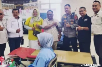 Camat Nanggalo, Amrizal Rengganis bersama Iptu Ibnu Mas'ud (Kapolsek Nanggalo) beserta pengurus PMI Padang dan jajaran, saat pembukaan donor darah di kantor kecamatan, Kamis pagi. (humas)