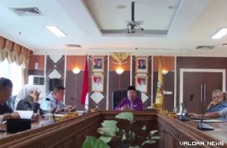 Staf Ahli Walikota bidang Ekonomi Keuangan dan Pembangunan Mahyuddin bersama Kepala BPS Pekanbaru menyampaikan rilis inflasi Maret 2025 di Kota Pekanbaru. (humas)