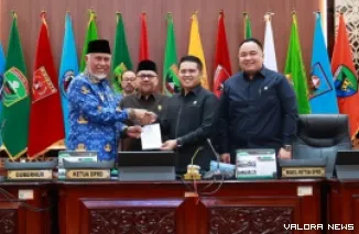 Gubernur Sumbar, Mahyeldi serahkan jawaban atas pertanyaan anggota fraksi DPRD terkait Ranperda PPA Tahun 2024 pada rapat paripurna, Selasa. (humas)