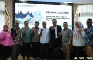 Ketua Tim Pakar DPRD Sumbar, HM Nurnas foto bersama dengan Pansus I DPRD Musi Rawas, Sumsel, usai dialog di Ruang Khusus I Gedung DPRD Sumatera Barat, Kamis. (humas)
