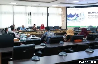 Kasubag Keuangan Sekretariat DPRD Sumbar, Yasmin dialog dengan Pimpinan dan Anggota Komisi IV DPRD Pasaman Barat di ruang khusus 1, Kamis. (humas)