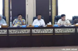 Ketua Komisi II DPRD Sumatera Barat, Khairuddin Simanjuntak beserta rekan, Aida, Irsyad Safar dan Yogi Pratama saat menggelar RDP dengan manajemen PTPN VI dan Pemkab Pasbar, Rabu. (humas)