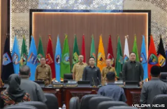 Wakil DPRD Sumbar, M Iqra Chissa Putra didampingi Nanda Satria dan Yoswardi (Pj Sekda) pada rapat paripurna dengan agenda pengumuman penetapan pimpinan Pansus RPJMD serta Fasilitasi dan Penyelenggaraan Pesantren, Senin. (humas)