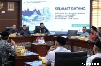 Anggota DPRD Sumatera Barat, Daswanto, bahas berbagai materi tentang Ranperda PPA 2024 bersama pimpinan dan anggota Banggar DPRD Tanah Datar, di Ruang Badan Musyawarah DPRD Sumbar, Senin. (humas)