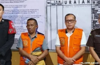 Penyidik Kejari Pasbar perlihatkan dua dari 4 tersangka dugaan korupsi pembangunan RSUD, Kamis. (humas)