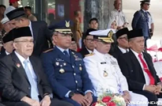 Ketua Sementara DPRD Sumbar, Evi Yandri (paling kanan) bersama jajaran Forkopimda dan undangan lainnya, saat menghadiri Upacara Bendera Peringatan Hari Lahir Pancasila yang digelar di halaman kantor gubernur Sumatera Barat, Ahad pagi. (humas)