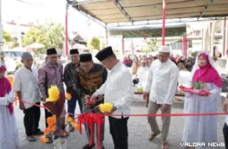 Ketua Sementara DPRD Sumbar, Evi Yandri Rajo Budiman hadiri peresmian gedung TPQ yang ditandai dengan pengguntingan pita dan peninjauan ruangan didampingi pengurus masjid, tokoh masyarakat, serta orang tua santri, Ahad. (humas)