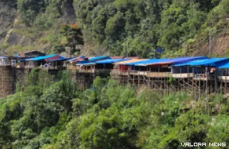 Puluhan warung PKL di pinggir Kelok 9 yang dibangun dengan konstruksi seadanya. (humas)