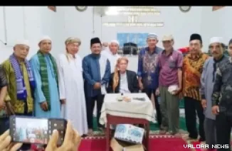 Anggota DPRD Sumatera Barat, Hanapi Lubis foto bersama dengan penceramah kondang, Syech Mudo dan jemaah Tabligh Akbar di Kampung Bangih, Jorong Binjai, Nagari Binjai, Kecamatan Tigo Nagari, Kabupaten Pasaman, Ahad. (humas)