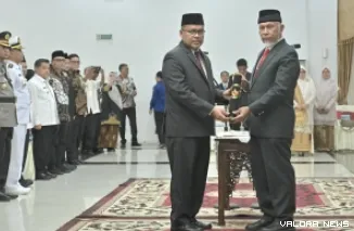 Gubernur Sumbar, Mahyeldi serahkan SK pengangkatan sebagai Sekdaprov Sumbar, usi pelantikan di auditorium gubernuran, Jumat. (humas)
