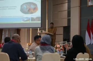 Wagub Sumbar, Vasko Ruseimy memberikan sambutan pada verifikasi lapangan usulan kawasan Geopark Nasional Sianok-Maninjau dan Silokek jadi warisan Unesco, di Auditorium Gubernuran, Selasa siang. (humas)