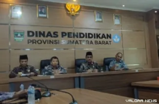 Kepala Dinas Pendidikan Sumbar, Barlius dalam konferensi pers di Dinas Pendidikan Sumbar, Kamis. (humas)