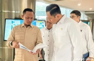 Wali Kota Pekanbaru, Agung Nugroho (kiri) bersama Menteri Koordinator Bidang Infrastruktur dan Perumahan Rakyat  Agus Harimurti Yudhoyono (AHY), di Jakarta, Senin (5/5/2025). (humas)