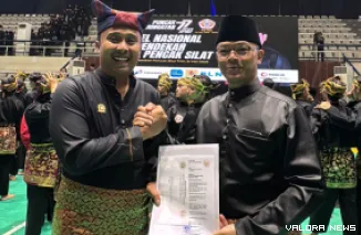 Wakil Ketua Umum IPSI, Sugiono serahkan Surat Keputusan (SK) Pengurus IPSI Sumbar dengan ketua Vasko Ruseimy di Jakarta, Sabtu. (humas)