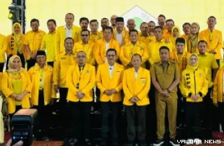 Sekjen Partai Golkar, Muhammad Sarmuji, Ahmad Dolli Kurnia (DPP), Khairunas (Ketua demisioner), Vasko Ruseimy (Wagub Sumbar) serta ketua tingkat kabupaten kota, foto bersama usai pembukaan, Senin sore. (veri rikiyanto)