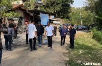 Wagub Sumbar, Vasko Ruseimy didampingi Wali Kota Sawahlunto, Riyanda Putra, Medi Iswandi (Kepala Bappeda Sumbar) dan jajaran, tinjau kerusakan jalan provinsi di kota itu, Jumat. (humas)