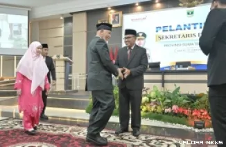 Gubernur Sumbar, Mahyeldi memberikan selamat pada Arry Yuswandi usai dilantik sebagai Sekdaprov Sumbar, di auditorium gubernuran, Jumat. (humas)