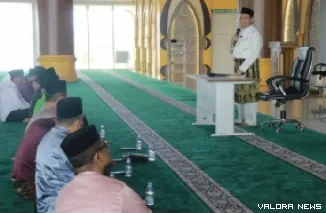 Wawako Pekanbaru, Markarius Anwar memberikan arahan pada kegiatan pembinaan akhlak yang dilaksanakan di Masjid Agung Al-Firdaus Komplek Perkantoran Tenayan Raya, Jumat pagi. (humas)
