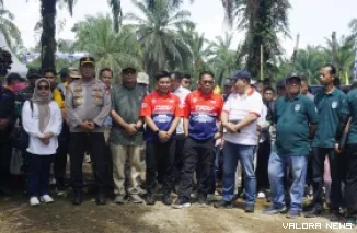 Anggota DPRD Sumatera Barat, Ade Putra bersama Kapolres Pasbar saksikan para pembalap menaklukn arena Kejurnas Grasstrack Putaran 2 Regional 1A Sumatera di Sirkuit Bimer Jaya Group Rambah, Kecamatan Kinali, Sabtu. (humas)