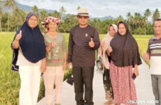 Ketua Komisi II DPRD Sumatra Barat, Khairuddin Simanjuntak meninjau lokasi pengerjaan pembangunan JUT di Nagari Tarung-Tarung Selatan, Kecamatan Rao, Sabtu. (humas)