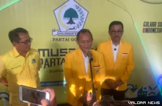 Sekjend DPP Partai Golkar, Muhammad Sarmuji memberikan keterangan pers usai membuka Musda XI Partai Golkar Sumbar yang digelar di Hotel Truntum Padang. (veri rikiyanto)