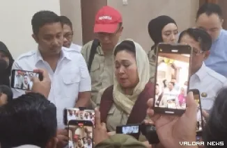 Ketua Komisi IV DPR RI, Titik Soeharto diwawancarai wartawan di VIP BIM, Jumat siang. (mangindo kayo)