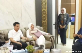 Tim Pakar DPRD Sumbar, Raflis yang juga mantan Sekwan, berdialog dengan Pimpinan dan Anggota Komisi IV DPRD Provinsi Bengkulu, Jumat. (humas)
