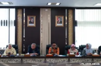 Ketua Komisi V DPRD Sumbar, Lazuardi Erman memimpin rapat audiensi dengan pengurus Musyawarah Kerja Kepala Sekolah (MKKS) SLB se-Sumbar di Ruang Khusus I, Selasa. (humas)