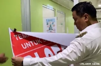 Wakil Wali Kota (Wawako) Pekanbaru, Markarius Anwar membuka segel di Rumah Sakit Daerah (RSD) Madani, pascapenyegelan yang dilakukan kontraktor, Rabu. (humas)