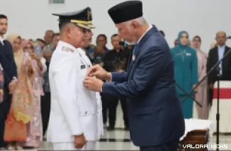 Gubernur Sumbar, Mahyeldi memasangkan benggo kepala daerah pada Welly Suhery dan Parulian sebagai Bupati dan Wakil Bupati Pasaman periode 2025-2030 di auditorium gubernuran, Jumat. (humas)