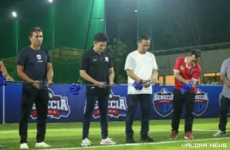 Wako Pekanbaru, Agung Nugroho dan jajaran, lakukan pengguntingan pita tanda diresmikannya Lapangan Mini Soccer Benecia Arena di Jalan Soekarno-Hatta, Senin malam. (humas)