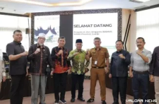 Ketua Bapemperda DPRD Sumatera Barat, M Yasin didampingi Wakil Ketua Zulkenedi Said, foto bersama dengan Bapemperda DPRD Jambi, di ruang khusus 1, Selasa. (humas)