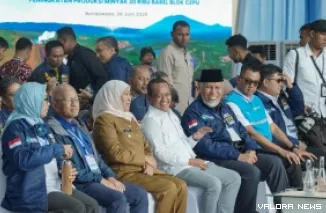 Gubernur Sumbar, Mahyeldi bersama Menteri ESDM, Bahlil Lahadalia dan kepala daerah lainnya, menghadiri peresmian 55 proyek pembangkit EBT oleh Presiden Republik Indonesia, Prabowo Subianto, di Jawa Timur, Kamis. (humas)