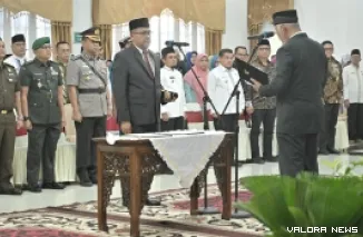 Gubernur Sumbar, Mahyeldi mengambil sumpah jabatan Ary Yuswandi sebagai Sekdaprov Sumbar di auditorium gubernuran, Jumat. (humas)