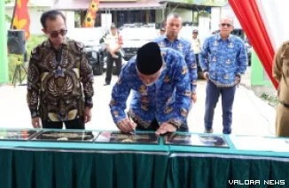 Gubernur Sumbar, Mahyeldi menandatangani prasasti peresmian lima jembatan di Sumbar, saat peresmian kolektif di Jembatan Rumah Sakit Unand, Selasa. (humas)