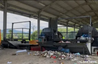 Seorang tenaga kerja, mengoperasikan mesin pengolah sampah pirolisis di Bukittinggi, Kamis. (hamriadi)
