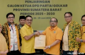 Calon Ketua Partai Golkar Sumbar, Khairunas menyerahkan berkas pencalonan dirinya sebagai ketua pada Musda XI di kantor Partai Golkar, Jl Pramuka Raya, Padang, Sabtu. (istimewa)