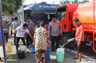 Kapolres Pasaman Barat, AKBP Agung Tribawanto mendistribusikan air bersih untuk warga Jorong Labuah Luruih, Nagari Aia Gadang Barat, Kecamatan Pasaman, Jumat. (robbi irwan)