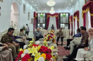Gubernur Sumbar, Mahyeldi menerima kunjungan Indrieffouny Indra didampingi jajaran, yang berpamitan untuk selanjutnya bertugas sebagai Direktur Utama PT Semen Indonesia, Sabtu. (humas)
