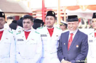 Gubernur Sumbar, Mahyeldi berfoto bersama petugas upacara Peringatan Hari Lahir Pancasila yang digelar Pemerintah Provinsi Sumatera Barat (Pemprov Sumbar) di halaman kantor gubernur, Senin. (humas)