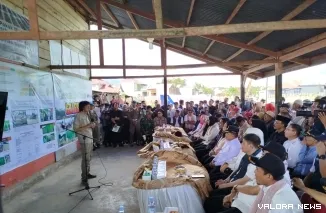 Penemu bertanam padi dengan metode Sawah Pokok Murah, Ir Djoni menerangkan teknik bertanam padi dengan prinsip kembali pada alam itu pada Ketua Komisi IV DPR RI, Siti Hediati Suharto di Kabupaten Agam, Sumbar, Sabtu. (mangindo kayo)