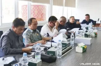 Ketua DPRD Padang, Muharlion memimpin rapat pembahasan Pansus II terkait penerimaan dari sektor pajak dan retribusi bersama mitra kerja. (humas)