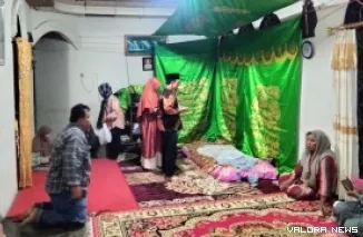 Ketua DPRD Padang, Muharlion melayat kerumah duka, Desi Erianti di Kelurahan Gunung Sariak, Kecamatan Kuranji, Sabtu malam. Almarhumah merupakan pasien yang ditolak RSUD Rasyidin saat masuk IGD, Sabtu dinihari. (humas)
