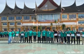 Wabup Pasaman Barat, M Ihpan foto bersama dengan penerima manfaat CSR PT Agrowiratama usai pelaksanaan apel gabungan peringatan Hari Lingkungan Hidup Sedunia di halaman kantor bupati, Rabu. (robbi irwan)