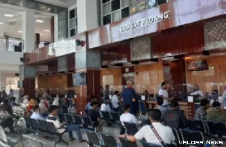 Layanan di kantor Samsat Padang di kawasan GOR Agus Salim. (humas)