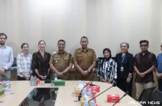 Wawako Pekanbaru, Markarius Anwar foto bersama usai audiensi bersama perwakilan International Organization for Migration (IOM) di ruang rapat kediaman wali kota Pekanbaru, Selasa. (humas)
