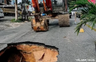 Alat berat tengah melakukan perbaikan di Jl Lobak yang amblas. (humas)