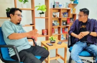 Dua senior pers Sumatera Barat, Revdi Iwan Syahputra dan Defri Mulyadi dalam diskusi tentang kebebasan pers di Sumbar, Sabtu. (istimewa)