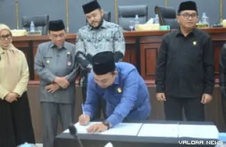 Ketua DPRD Padang, Muharlion disaksikan Fadly Amran (Wako), Maigus Nasir (Wawako), Mastilizal Aye dan Osman Ayub (Wakil Ketua DPRD) serta Corry Saidan (Plh Sekda) menandatangani berita acara persetujuan Perubahan KUA PPAS 2025 usai rapat paripurna, Sabtu